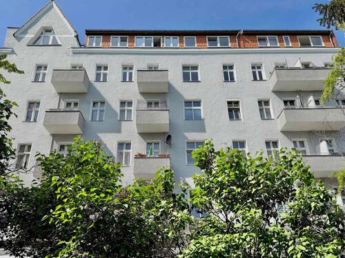 Hausansicht von der Stockholmer Straße - Etagenwohnung mit 76,70 m&sup2; in Berlin zum Kaufen