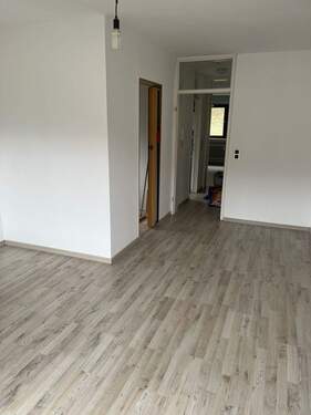 Scheidt neuer Boden.jpg - UNI Nähe! 2 ZKB mit Balkon und Garage