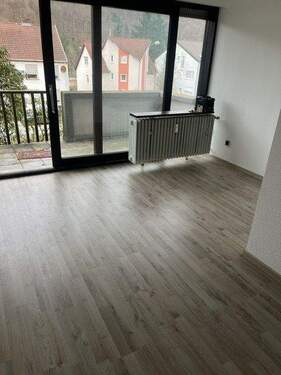 Wohnzimmer mit Balkon - 2 Zimmer Etagenwohnung in Saarbrücken