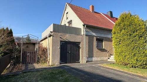 Front- und Seitenansicht - Hallo Spitzberg - 39.000,00&nbsp;EUR Kaufpreis, ca.&nbsp; 80,00&nbsp;m&sup2;&nbsp;Wohnfl&auml;che
