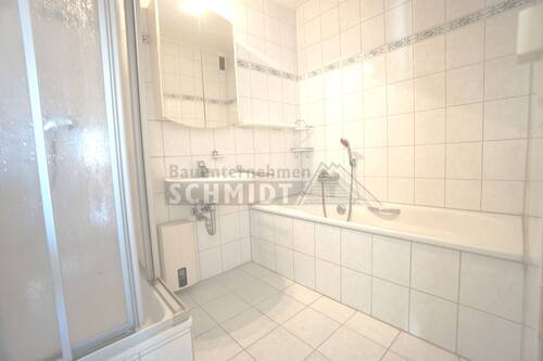 Bad mit Wanne und Dusche - 