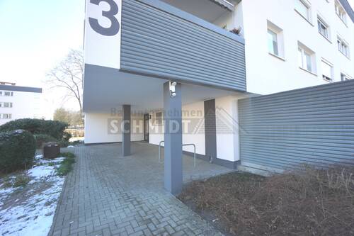 Hauseingang mit Türöffner - + + Drei Zimmer in der Drei + + Aufzug + Stellplatz + Kellerraum + Balkon + Rollläden + +
