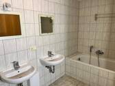 Badezimmer mit Doppelwaschbecken - 