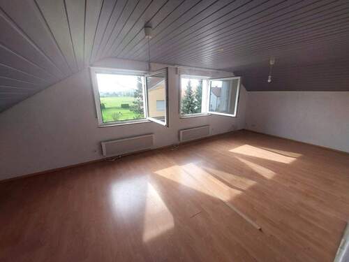 Wohnzimmer - 3 Zimmer Etagenwohnung zum Kaufen in Ebersbach-Sulpach