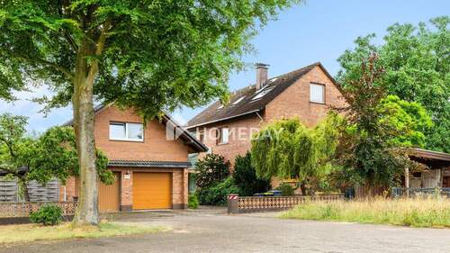 Außenansicht 1 - Großzügiges Zweifamilienhaus: viel Potenzial für Familien oder Mehrgenerationenwohnen