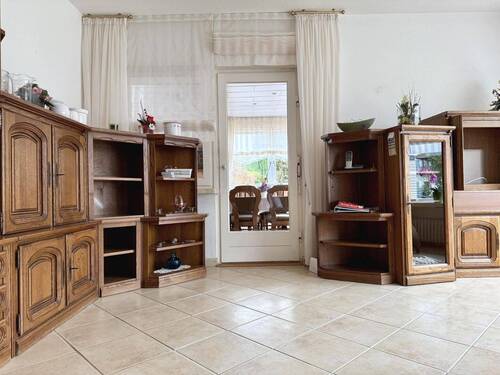 Wohnzimmer im Erdgeschoss mit Zugang zum Wintergarten - 