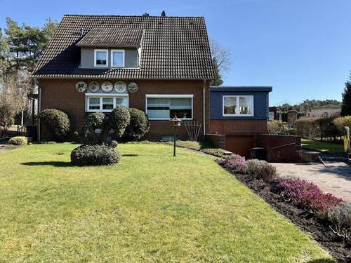 Vordere Hausansicht - Vorgarten - 5 Zimmer Einfamilienhaus in Hademstorf