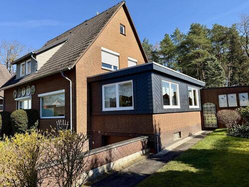 Seitliche Hausansicht - Terrasse - Wintergarten - oberhalb der Garage - 