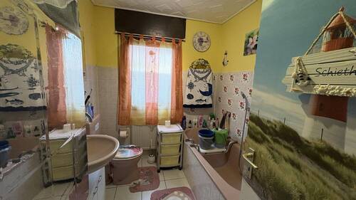 EG-Bad mit Wanne und Dusche - 