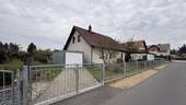 Zufahrt zum Grundstück mit Garage - 4 Zimmer Einfamilienhaus zum Kaufen in Weißwasser