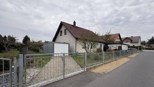 Zufahrt zum Grundstück mit Garage - 4 Zimmer Einfamilienhaus zum Kaufen in Weißwasser