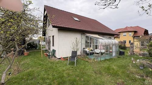 Blick aufs Haus mit Wintergarten - Einfamilienhaus mit 120,00 m&sup2; in Weißwasser zum Kaufen