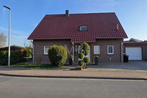 Titel - Verklinkertes Einfamilienhaus in Holzständerbauweise (Gussek) in Feldrandlage