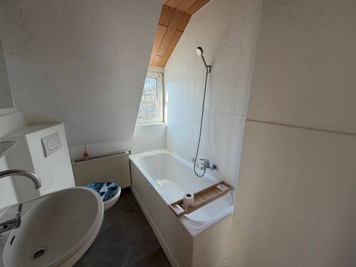 Badezimmer im Dachgeschoss - 