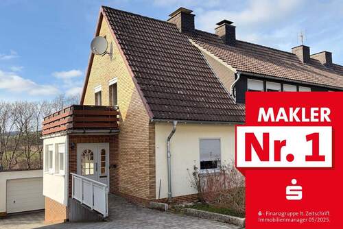 Straßenansicht - Doppelhaushälfte mit eigenem Garten und Garage