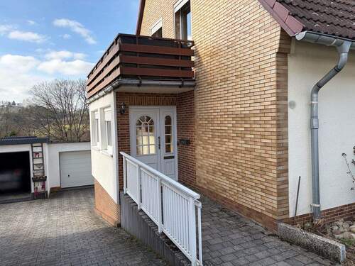 Eingangsbereich mit Zufahrt zur Garage - 