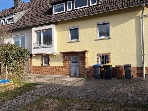 Ansicht aus dem Garten mit Terrassenfläche - 