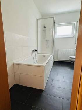 Bad mit Wanne - Terrassenwohnung mit 80,00 m² in Dresden - Weinböhla zum Kaufen