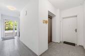 Hausflur mit Aufzug - 