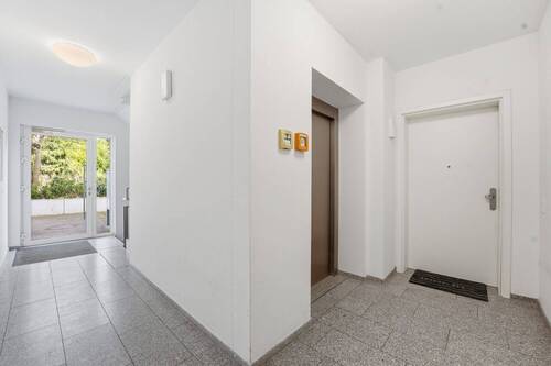 Hausflur mit Aufzug - 