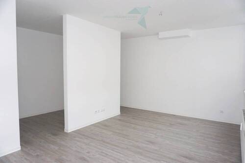 Wohnzimmer mit Schlafnische - 1 Zimmer Etagenwohnung in Zwickau