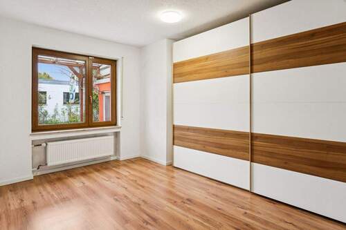 Schlafzimmer - 7 Zimmer Einfamilienhaus zum Kaufen in Ulm