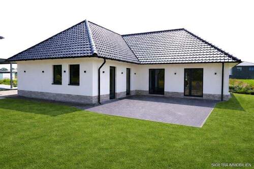 Terrassenansicht mit Rasen - 