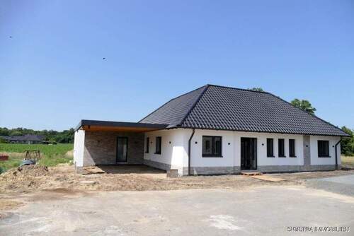 Hausansicht mit Carport - 4 Zimmer Bungalow in Fürstenau