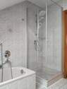 Badzimmer mit Wanne und Dusche - 