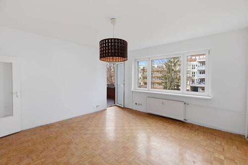 Wohnzimmer - Helle, frisch renovierte 4-Zimmer-Wohnung mit Balkon und Stellplatz