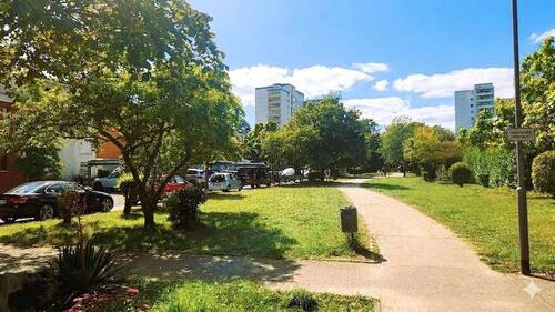 Grünstreifen direkt vorm Haus - 