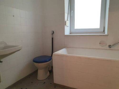 EG, Wohnung re.: Badezimmer - 