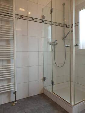 OG, Wohnung li.: Badezimmer - 