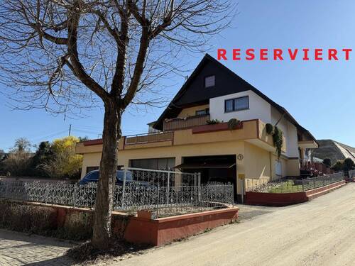 RESERVIERT.jpg - Zweifamilienhaus mit XXL-Terrasse & Garagen für bis zu 8 Fahrzeuge - Raumwunder in Oberrotweil!