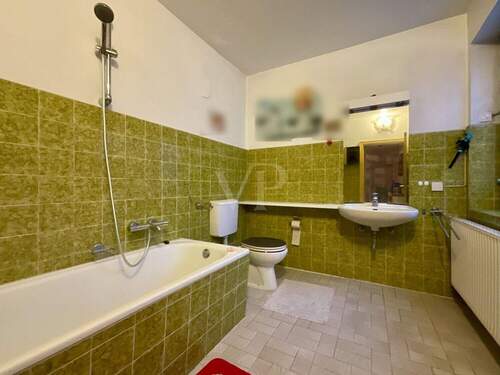 Badezimmer mit Wanne - 