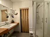 Badezimmer mit Dusche - 
