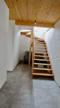 Gang mit edler Massivholztreppe zum OG - 