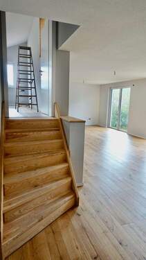 Konferenzraum mit Halbtreppe zum Büro - 