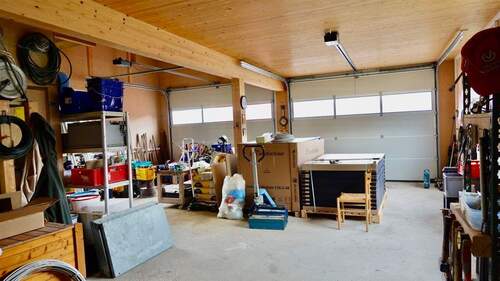 Große Halle mit Rolltoren - 