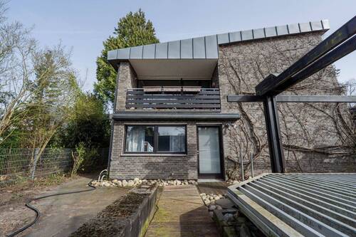 Teil der Rückfront - Einfamilienhaus mit 368,00 m&sup2; in Rösrath zum Kaufen