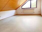 Wohnzimmer.jpg - Dachgeschoßwohnung im Grünen - 540,00&nbsp;EUR Kaltmiete, ca.&nbsp; 90,00&nbsp;m&sup2;&nbsp;Wohnfl&auml;che