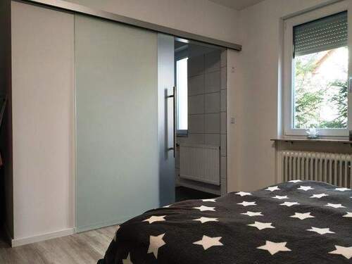 EG_Schlafzimmer mit direktem Zugang zum Bad - 
