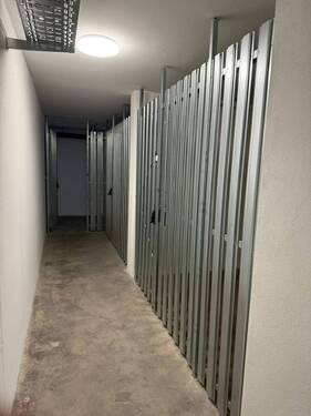 .. geräumige Kellerabteile mit Strom ! - 