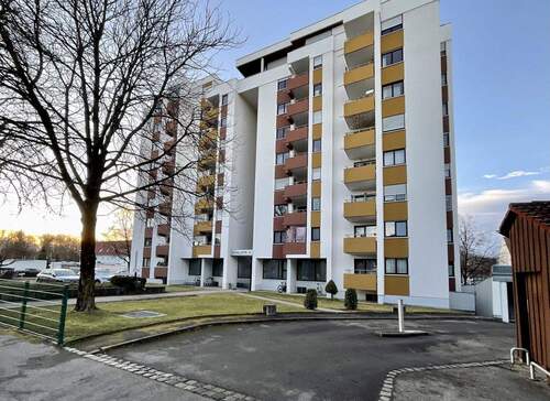 Hausansicht Zugang - Bezugsfreie 3 Zi.- Wohnung mit 2 Balkonen