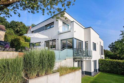 Außenansicht von Nordwesten - Energieeffizientes Familienhaus mit traumhaftem Taunusblick - stilvoll wohnen in ruhiger Lage