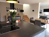Küche, Blick in Wohnzimmer - 5 Zimmer Doppelhaushälfte zum Kaufen in Kelkheim