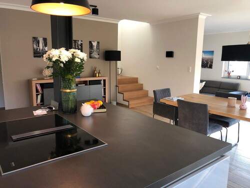 Küche, Blick in Wohnzimmer - 5 Zimmer Doppelhaushälfte zum Kaufen in Kelkheim