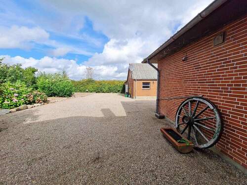 Blick in den Hof von hinter dem Haus - 