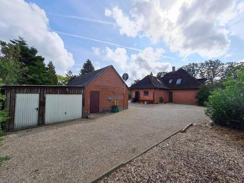 Auffahrt und Schuppenanbau - 