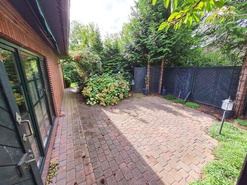 Schöne, leicht eingewachsene Terrasse - 